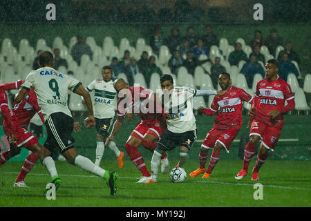 Curitiba, Brasilien. 05 Juni, 2018. Coritiba PR x CRB AL, Spiel gültig für die 9. Runde der brasilianischen Meisterschaft Sérei B. Major Antonio Couto Pereira Stadium. Curitiba, PR. Credit: Guilherme Artigas/FotoArena/Alamy leben Nachrichten Stockfoto