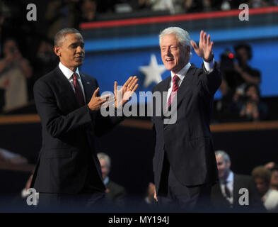 CHARLOTTE, NC - 5. SEPTEMBER: Bill Clinton während der Democratic National Convention 2012 im Time Warner Center am 5. September 2012 in Charlotte, North Carolina Personen: Präsident Barack Obama Bill Clinton Stockfoto