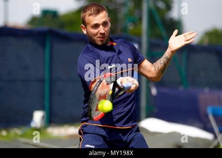 Surbiton, Surrey, Großbritannien. 5 Jun, 2018. Dan Evans von Großbritannien in Aktion gegen Thomas Fabbiano (ITA). Fuzion anzeigen 100 Surbiton Trophy 2018 Tennis Event, Tag 4 Am Surbiton Racket- und Fitness Club in Surbiton, Surrey am Dienstag, den 5. Juni 2018. Dieses Bild dürfen nur für redaktionelle Zwecke verwendet werden. Redaktionelle Verwendung nur, pic von Steffan Bowen/Andrew Orchard sport Fotografie/Alamy leben Nachrichten Stockfoto