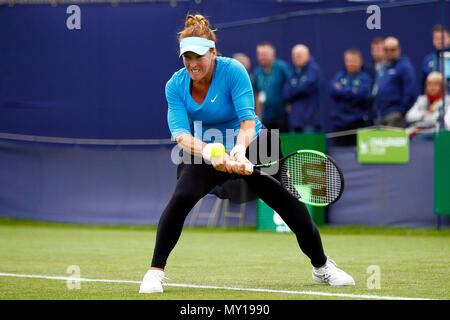 Surbiton, Surrey, Großbritannien. 5 Jun, 2018. Madison Brengle der USA in Aktion gegen Marina Melnikova Russlands. Fuzion anzeigen 100 Surbiton Trophy 2018 Tennis Event, Tag 4 Am Surbiton Racket- und Fitness Club in Surbiton, Surrey am Dienstag, den 5. Juni 2018. Dieses Bild dürfen nur für redaktionelle Zwecke verwendet werden. Redaktionelle Verwendung nur, pic von Steffan Bowen/Andrew Orchard sport Fotografie/Alamy leben Nachrichten Stockfoto