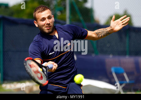 Surbiton, Surrey, Großbritannien. 5 Jun, 2018. Dan Evans von Großbritannien in Aktion gegen Thomas Fabbiano (ITA). Fuzion anzeigen 100 Surbiton Trophy 2018 Tennis Event, Tag 4 Am Surbiton Racket- und Fitness Club in Surbiton, Surrey am Dienstag, den 5. Juni 2018. Dieses Bild dürfen nur für redaktionelle Zwecke verwendet werden. Redaktionelle Verwendung nur, pic von Steffan Bowen/Andrew Orchard sport Fotografie/Alamy leben Nachrichten Stockfoto