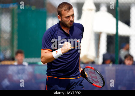 Surbiton, Surrey, Großbritannien. 5 Jun, 2018. Dan Evans von Großbritannien in Aktion gegen Thomas Fabbiano (ITA). Fuzion anzeigen 100 Surbiton Trophy 2018 Tennis Event, Tag 4 Am Surbiton Racket- und Fitness Club in Surbiton, Surrey am Dienstag, den 5. Juni 2018. Dieses Bild dürfen nur für redaktionelle Zwecke verwendet werden. Redaktionelle Verwendung nur, pic von Steffan Bowen/Andrew Orchard sport Fotografie/Alamy leben Nachrichten Stockfoto