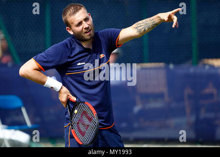 Surbiton, Surrey, Großbritannien. 5 Jun, 2018. Dan Evans Großbritannien reagiert in seinem Match gegen Thomas Fabbiano (ITA). Fuzion anzeigen 100 Surbiton Trophy 2018 Tennis Event, Tag 4 Am Surbiton Racket- und Fitness Club in Surbiton, Surrey am Dienstag, den 5. Juni 2018. Dieses Bild dürfen nur für redaktionelle Zwecke verwendet werden. Redaktionelle Verwendung nur, pic von Steffan Bowen/Andrew Orchard sport Fotografie/Alamy leben Nachrichten Stockfoto