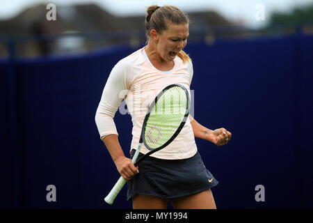 Surbiton, Surrey, Großbritannien. 5 Jun, 2018. Marina Melnikova von Russland feiert einen Punkt in ihrem Match gegen Madison Brengle der USA. Fuzion anzeigen 100 Surbiton Trophy 2018 Tennis Event, Tag 4 Am Surbiton Racket- und Fitness Club in Surbiton, Surrey am Dienstag, den 5. Juni 2018. Dieses Bild dürfen nur für redaktionelle Zwecke verwendet werden. Redaktionelle Verwendung nur, pic von Steffan Bowen/Andrew Orchard sport Fotografie/Alamy leben Nachrichten Stockfoto