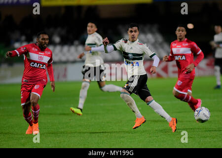 Curitiba, Brasilien. 05 Juni, 2018. Alisson Farias während Coritiba PR x CRB AL, gleiches gilt für die 9. Runde der brasilianischen Meisterschaft Sérei B. Major Antonio Couto Pereira Stadium. Curitiba, PR. Credit: Reinaldo Reginato/FotoArena/Alamy leben Nachrichten Stockfoto