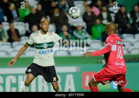 Curitiba, Brasilien. 05 Juni, 2018. Vinicius Küssen und Willians Santana während Coritiba PR x CRB AL, Spiel gültig für die 9. Runde der brasilianischen Meisterschaft Sérei B. Major Antonio Couto Pereira Stadium. Curitiba, PR. Credit: Reinaldo Reginato/FotoArena/Alamy leben Nachrichten Stockfoto