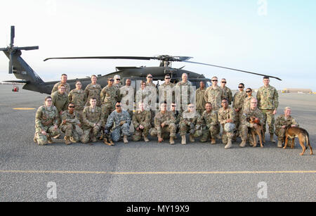 Us-Army Central Soldaten posieren für ein Gruppenfoto während einer medizinischen Ausbildung Veranstaltung Dez.19, 2016 in Camp Arifjan, Kuwait. Die Ausbildung einer einleitenden Lektion für medizinisches Personal, das Vertrautmachen mit militärischen Arbeitshunde, Wurf Training, Ausbildung und medizinische Evakuierung Training. (U.S. Armee Foto von Sgt. Angela Lorden) Stockfoto