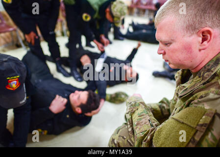 Us-Armee Maj. Jon Wiese, rechts, 28 Combat Support Hospital Notarzt, beobachtet die irakischen Terrorismus Service Soldaten üben Basic airway Bewertung und Management Fähigkeiten während battlefield First Responder Ausbildung von US-Beratern und Soldaten aus der 28 CSH an einem Training in der Nähe von Bagdad, Irak, Dez. 22, 2016 durchgeführt. Medizinische Dienstleister aus der 28 CSH angeboten Fachwissen kritisch lifesaving battlefield Fähigkeiten während der Kurs gelernt zu verstärken. Die Schulung ist Teil des gesamten Combined Joint Task Force - inhärenten Gebäude lösen Partn Stockfoto