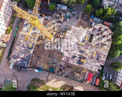 Baustelle mit gelben Tower crane Shot von oben. Luftbild Stockfoto