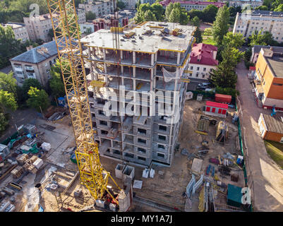 Bau der neuen multi-stöckiges Haus in einem Wohngebiet. Luftaufnahme Stockfoto