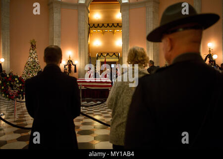 Besucher warten, um den Sarg von Senator John H. Glenn, Jr., während ein public Viewing an der Ohio State House, Columbus, Ohio, am 16. Dezember 2016 anzuzeigen. Im zweiten Weltkrieg und dem Koreakrieg 149 Kampfeinsätze geflogen, wurde Glenn der erste Amerikaner, der Erdumlaufbahn im Jahr 1962. Nach seinem Ausscheiden aus der Raumfahrt, wurde 1974 von Ohio vertreten Glenn in den US-Senat gewählt. (Foto: Lance Cpl. Paul A. Ochoa US Marine Corps) Stockfoto