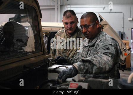 Generalmajor Troy D. Kok, dem kommandierenden General der US-Armee Finden 99th Regional Support Command, beobachtet, während der neue Befehl Wartung Erhaltung und Bereitschaft Programm. Das Programm gibt Armee Reservisten die Möglichkeit, Wartungsarbeiten an der 99th RSC Bereich Wartung Support Tätigkeiten und Ausrüstung Konzentration durchführen, um skill Kompetenz zu erhöhen und die Einheit bereit. Stockfoto