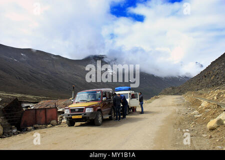 Auf dem Weg zur Gurudongmar See. Himalayan Mountain Road im Norden von Sikkim, Indien aus Lachen zu Gurudongmar See umgeben von schneebedeckten Gipfeln. Stockfoto