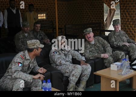 Generalmajor Blake Ortner, rechts, teilt ein Lachen mit Oberst Jabar Al-boti des kuwaitischen Air Defence Force während der Patriot Tag Aktivitäten auf der kuwaitischen Air Defence Force Headquarters 28. Dezember 2016. Der Wettbewerb zwischen den Kuwaitis und die 69Th Air Defense Artillery Brigade enthalten Ereignisse wie z. B. Einrichten einer MIM-104 Patriot-Waffensystem, ein Fußball-Spiel, und Tauziehen. (Foto von der U.S. Army Sgt. Kelly R. Gary) Stockfoto