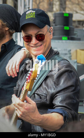 170211-N-MD 713-310 SAN DIEGO (Feb. 11, 2017) Gary Sinise spielt Bass Gitarre mit dem Lieutenant Dan Band am fünften jährlichen unbesiegbaren Geist Festival in Naval Medical Center San Diego. Das Festival wurde von der Gary Sinise Stiftung verletzte Krieger zu unterstützen, ihre Angehörigen und Betreuungspersonen. (U.S. Marine Foto von Mass Communication Specialist Seaman Cameron Pinske/Freigegeben) Stockfoto