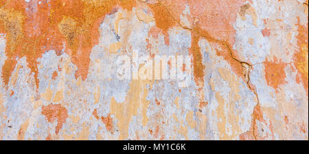 Alte, gesprungene Verwitterten schäbig Verputzte Wand geschält Banner Hintergrund. Stockfoto