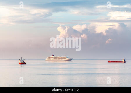 Kreuzfahrtschiff und Cargo Schiff auf das Meer in der Bucht von Limassol, Zypern Stockfoto