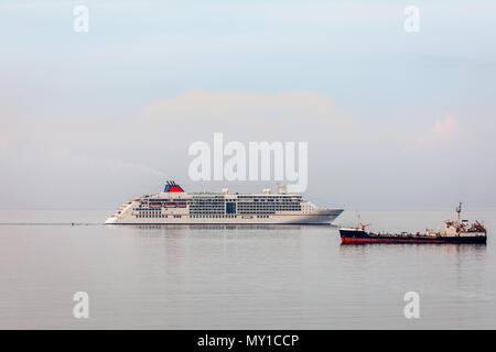 Kreuzfahrtschiff und Cargo Schiff auf das Meer in der Bucht von Limassol, Zypern Stockfoto