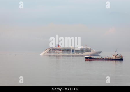 Kreuzfahrtschiff und Cargo Schiff auf das Meer in der Bucht von Limassol, Zypern Stockfoto