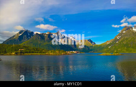 Panoramablick auf das Dorf und Urvika Sildpollnes Fjord, Insel Austvagoy, Lofoten, Norwegen Stockfoto