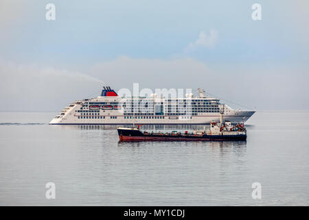 Kreuzfahrtschiff und Cargo Schiff auf das Meer in der Bucht von Limassol, Zypern Stockfoto