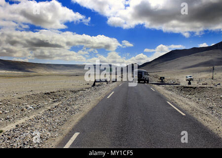 Auf dem Weg zur Gurudongmar See. Himalayan Mountain Road im Norden von Sikkim, Indien aus Lachen zu Gurudongmar See umgeben von schneebedeckten Gipfeln. Stockfoto