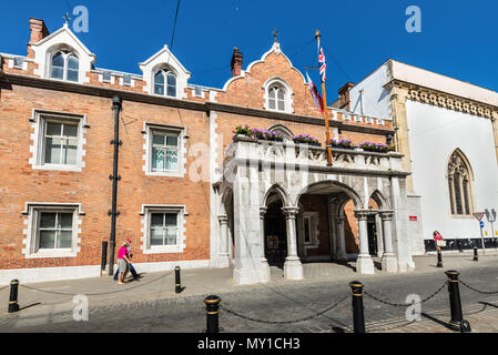 Gibraltar, UK - 18. Mai 2017: Blick auf das Haus des Gouverneurs auch als Kloster von Gibraltar genannt. Das Kloster, die offizielle Residenz des Gouverneurs. Stockfoto