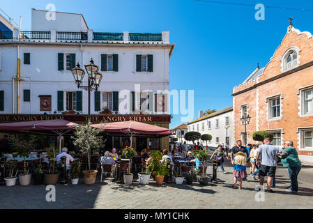 Gibraltar, UK - 18. Mai 2017: Touristen in den wütenden Bruder restaurant am Main Sreet in Gibraltar genießen. Stockfoto