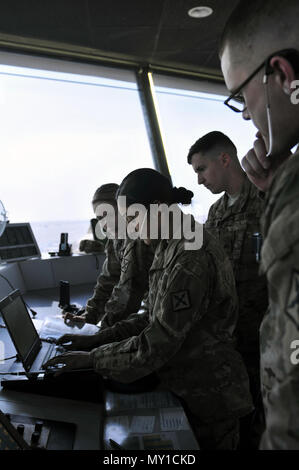 Spc. Gardenia Garibo, ein Air traffic control Operator mit der 1 Flugplatz Operations Battalion, 245Th Aviation Regiment, Eingänge Daten während einer inadvertant Instrument Meteorological Conditions Training im Camp Buehring, Kuwait Nov. 22, 2016. Garibo zusammen mit anderen Teammitgliedern koordinierte Masse und Bewegung der Luft und erleichterte die Kommunikation zwischen mehreren Antwort Agenturen während des Trainings. Stockfoto