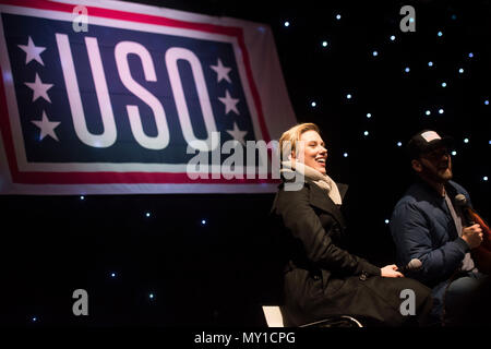 Scarlett Johansson und Chris Evans führen für Service-Mitglieder während der USO Holiday Tour auf der Incirlik Air Base, 5. Dezember 2016. Marine General Joseph F. Dunford, Jr., Vorsitzender der Joint Chiefs Of Staff und USO Entertainer, Willen besuchen Service-Mitglieder, die bereitgestellt werden von zu Hause aus in den Ferien an verschiedenen Orten rund um den Globus. Das diesjährige Entertainer enthalten Schauspieler Chris Evans, Schauspielerin Scarlett Johansson, NBA-Legende Ray Allen, 4-Takt-olympische Medaillengewinner Maya DiRado, Countrymusik Sänger Craig Campbell und Mentalist Jim Karol. (DoD Foto vom Navy Petty Officer 2. Klasse Dominique A. Pinei Stockfoto