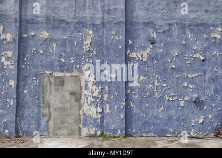 Verwitterte blaue Gebäude mit Geschälten patint Stockfoto