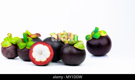 7 ganze lila Mangosteen und einen anderen Querschnitt auf weißem Hintergrund. Tropische Früchte aus Thailand. Die Königin der Früchte. Asien frisches Obst Stockfoto