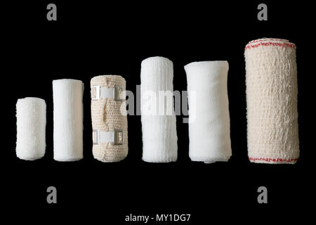 Verschiedene Größen von medizinischen Bandagen. Medizinische Bandagen auf schwarzem Hintergrund isoliert. Medizinische Ausrüstung. Stockfoto