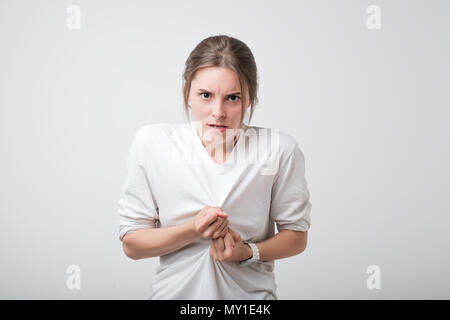 Bild von wütenden jungen kaukasischen Teenager Grimassen unzufrieden und wütend Geste während Gefühl wütend Stockfoto