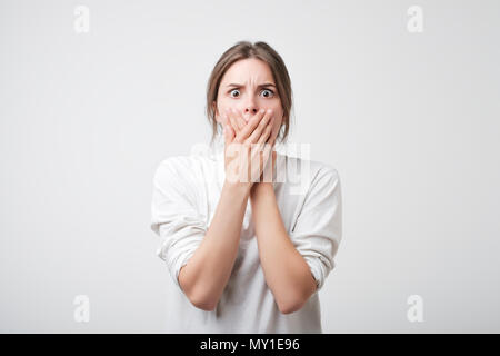 Closeup Betroffenen entsetzt kaukasische Frau, die ihren Mund erschrocken Stockfoto