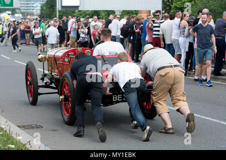 Männer drücken einen Oldtimer Stockfoto