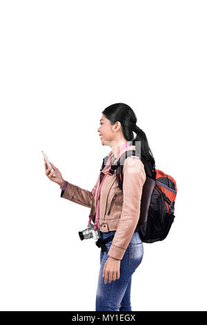 Bilder der asiatischen reisenden Frau mit Rucksack holding Handy auf weißem Hintergrund Stockfoto