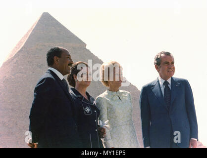 Präsident & Frau Nixon mit dem Anwar Sadat und Frau Jehan in Ägypten die Pyramiden. Juli 14, 1974 Stockfoto