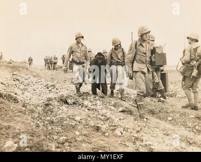 Marines helfen, alter Mann an der hinteren Linien Okinawa, nur alte, infirmed, Jungen und Frauen wurden in den ersten Tagen nach der Landung in Okinawa gefunden Stockfoto