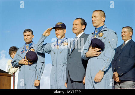 April 19, 1970. Präsident Nixon und Pat Nixon gruß Zurück Apollo XIII (Apollo 13) Astronauten. Stockfoto