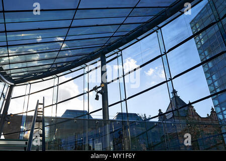 Aussicht von der neuen modernen Flügel des Van Gogh Museum in Richtung der klassischen Architektur aus dem Rijksmuseum, mischen das Moderne mit dem Traditionellen Stockfoto