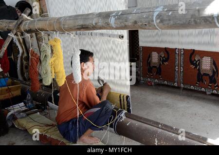 Inder hocken auf dem Boden weben traditionelle indische Teppich Teppich auf eine einfache Holz- Webstuhl Rajasthan Indien Stockfoto