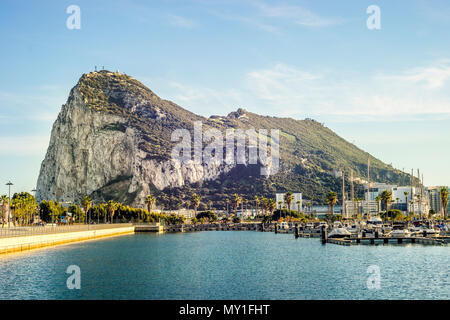 Gibraltar Rock aus Spanien gesehen, Britisches Überseegebiet, Vereinigtes Königreich Stockfoto