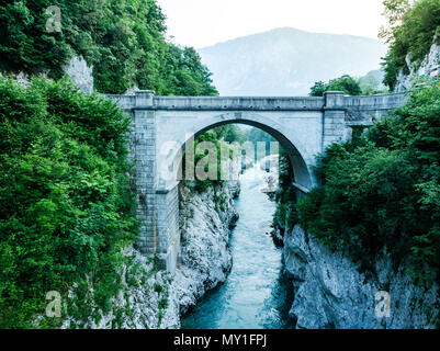 Napoleons Brücke über den Fluss Soca, Slowenien, Luftbild Drohne anzeigen. Stockfoto