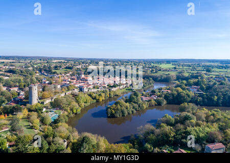 Frankreich, Vendee, Vouvant, beschriftet Les Plus beaux villages de France (Schönste Dörfer Frankreichs), das Dorf, die Tour Melusine und die Me Stockfoto