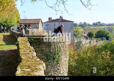 Frankreich, Vendee, Vouvant, beschriftet Les Plus beaux villages de France (Schönste Dörfer Frankreichs), Befestigungsanlage der Burg // Frankreich, Vendée Stockfoto