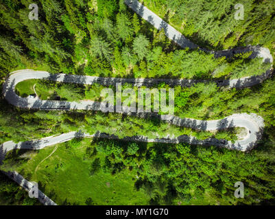 Landschaftlich schöne Serpentinenstraße in Slowenien Alpen. Luftaufnahme. Road Trip Konzept. Stockfoto