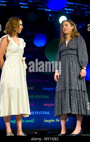 Chelsea Clinton & Alex Jones auf der Bühne Hay Festival 2018 das Heu, das auf Wye Powys Wales UK Stockfoto