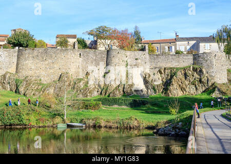 Frankreich, Vendee, Vouvant, beschriftet Les Plus beaux villages de France (Schönste Dörfer Frankreichs), Festungen, die westlich Stadtmauer und der Stockfoto