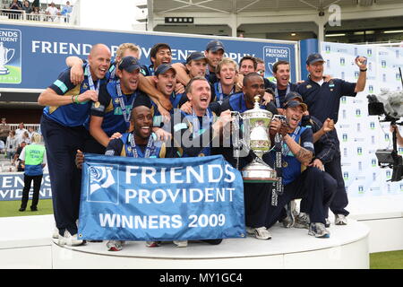 Hampshire Gewinner halten Trophäe für Bilder, die während der Friends Provident Trophäe Finale zwischen Hampshire und Sussex an den Lords am 25. Juli in London, England. Stockfoto